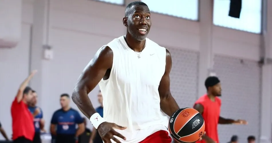Brayant Danston 11 ildən sonra "Olimpiakos"a qayıtdı